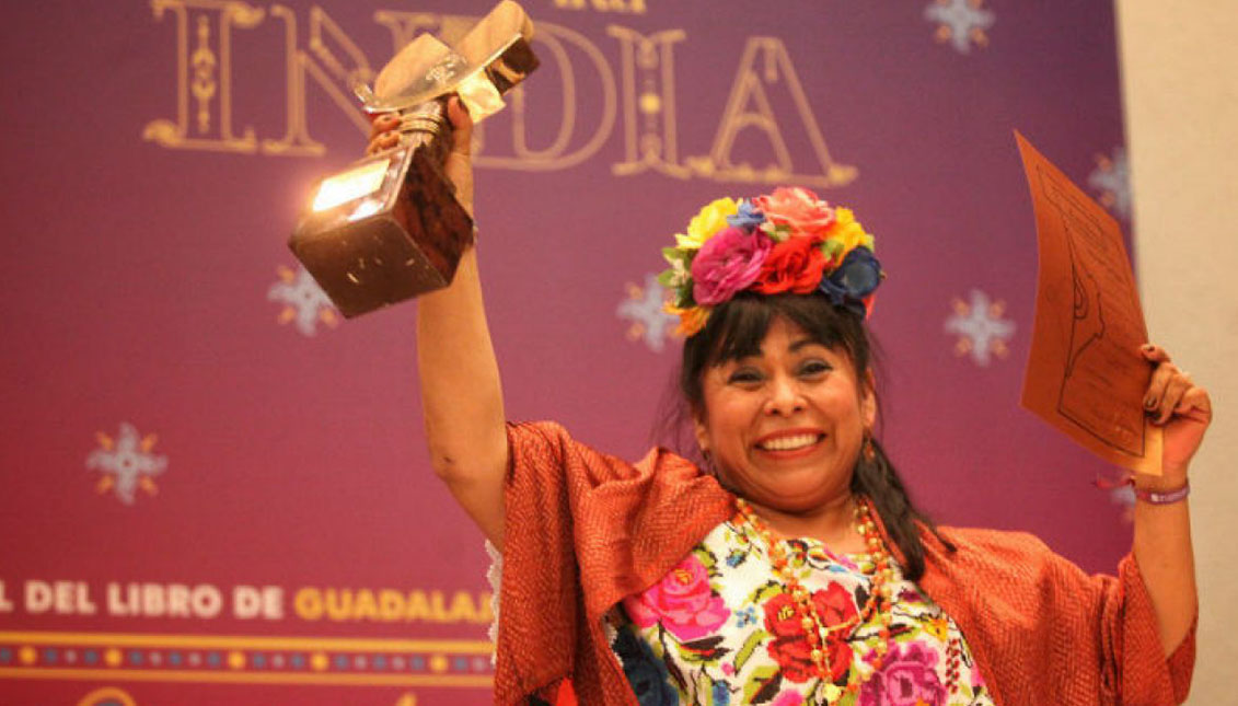 Yucatan writer Sol Ceh Moo receives the award from the Guadalajara International Book Fair (FIL). Vía VEME Digital.