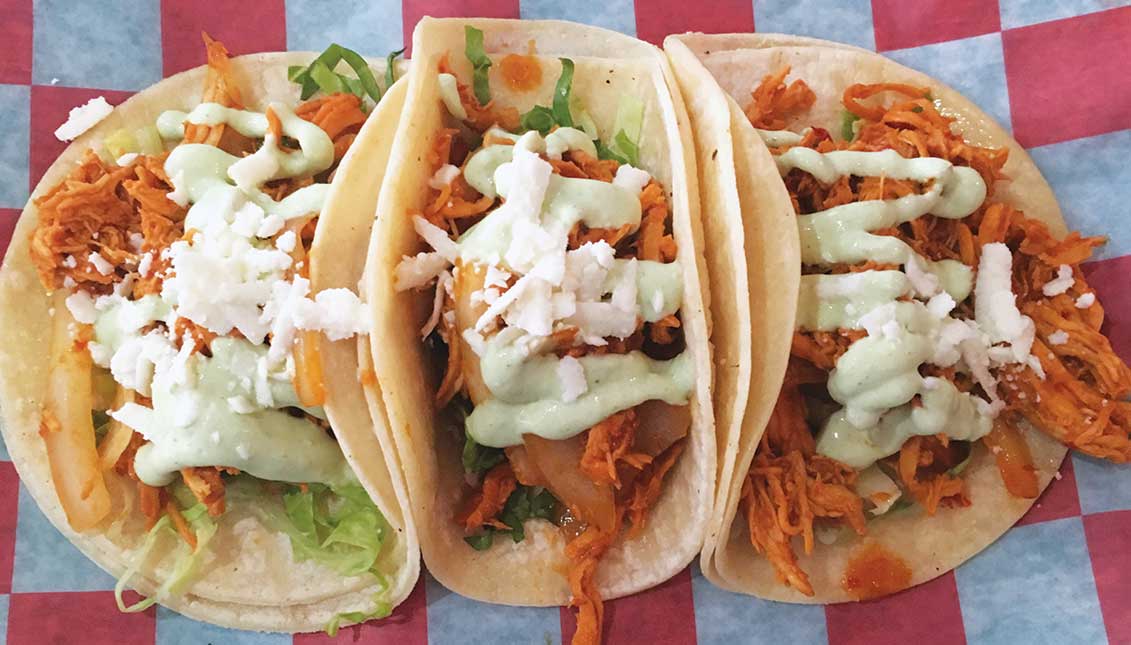 Los tacos Chicken Tinga se encuentran entre la comida callejera que la Ciudad de México ofrece. Eli Siegel