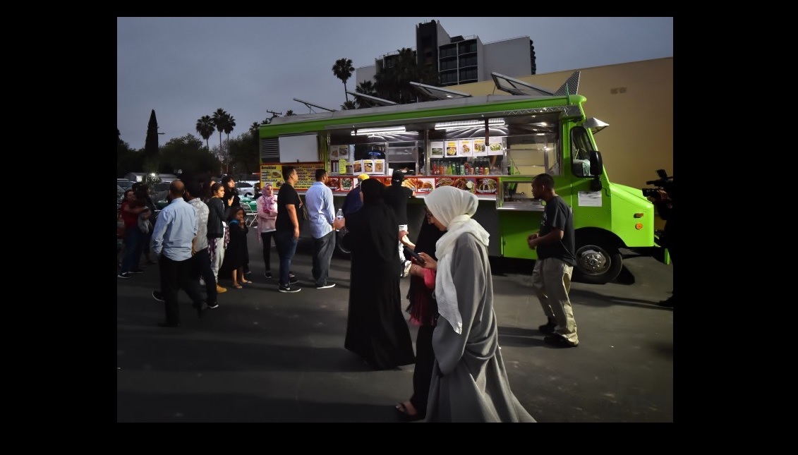  The organizers of #TacoTrucksAtEveryMosque are trying to gather Latinos and Muslims to break their Ramadan fast together. (Photo: Steven Georges http://www.ocregister.com/ )