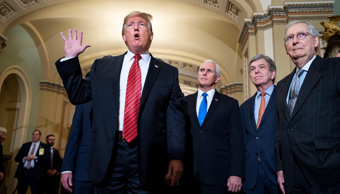 Trump maintains "on the table" the option of declaring a national emergency to build the wall on the border with Mexico, although he considers that "the best solution" is an agreement with Congress to finance border security, the White House said. EFE / JIM LO SCALZO