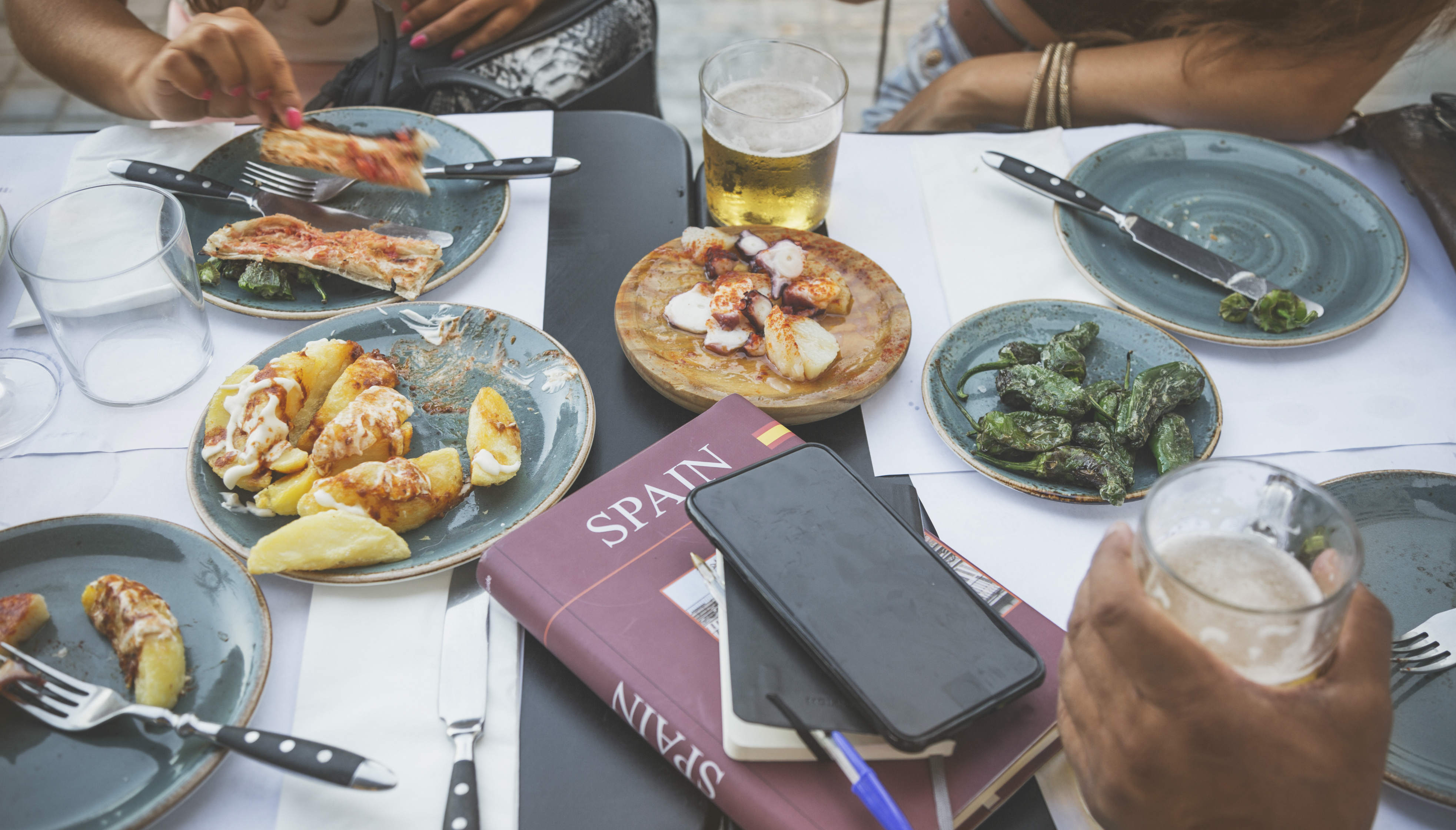 Cada establecimiento participante servirá sus propias tapas acompañando las bebidas. Foto: Getty