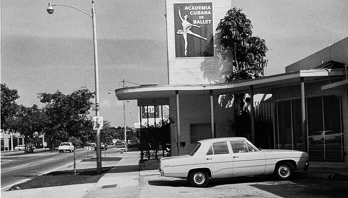 Reproducción cedida por la Universidad de Miami de una fotografía tomada en los años 70 por la fotógrafa cubana Josefina Tarafa a la fachada de la Academia Cubana de Ballet en Coral Gables, cerca de Miami, Florida. 