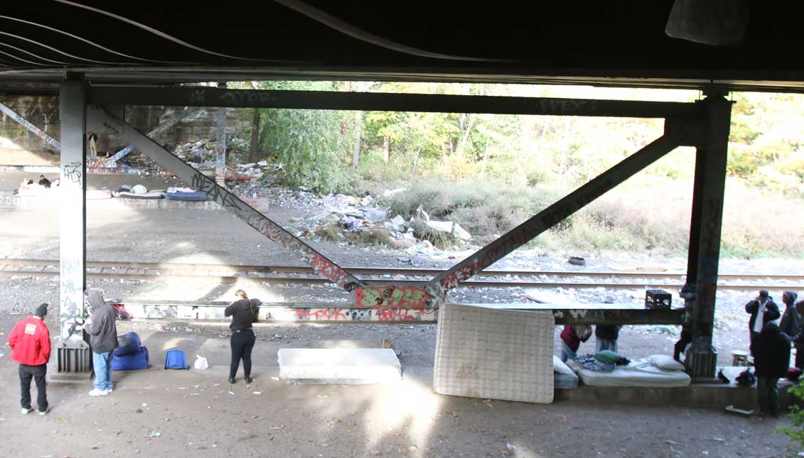 The train-tracks in  the area between Kensington Av. and Fairhill is known as “El Campamento”. The City of Philadelphia and Conrail signed an agreement in June to clean and seal this place. The company’s deadline is schedule on to July 31st. File AL DÍA News
