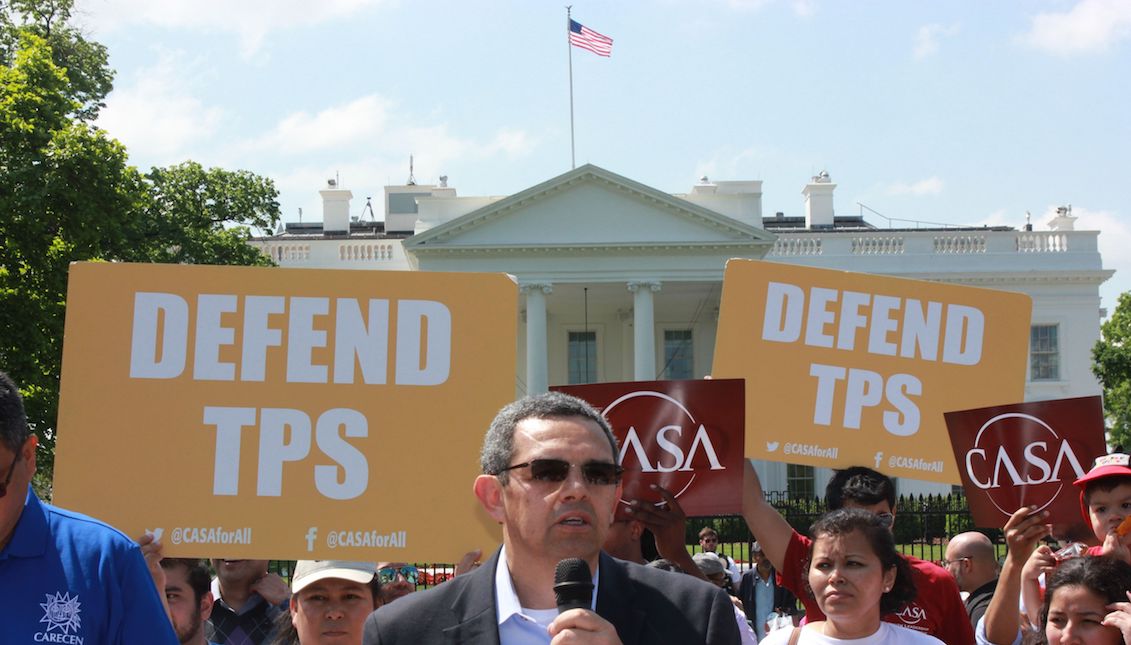 El director de la organización CASA Maryland, Gustavo Torres, habla por micrófono durante una protesta frente de la Casa Blanca el lunes 7 de mayo de 2018, en Washington (EE.UU.), después de que el Gobierno de Trump arrebatara el viernes la protección del TPS a 55.000 hondureños que viven en el país y les dio hasta enero de 2020 para regresar a su país o buscar el modo de regularizar su situación migratoria. EFE/Alex Segura