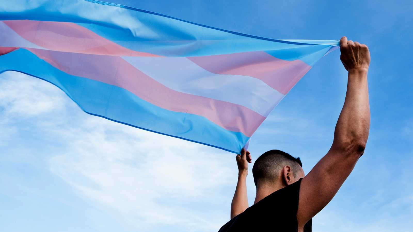 Someone raising the trans flag. Photo by ISTOCK.