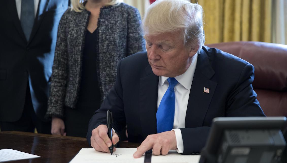 El presidente de los Estados Unidos Donald J. Trump firmó el martes 9 de enero de 2018, una orden ejecutiva de 'Apoyo a nuestros veteranos durante la transición del servicio activo a la vida civil, en la Oficina Oval de la Casablanca en Washington (EE.UU.). EFE/SHAWN THEW