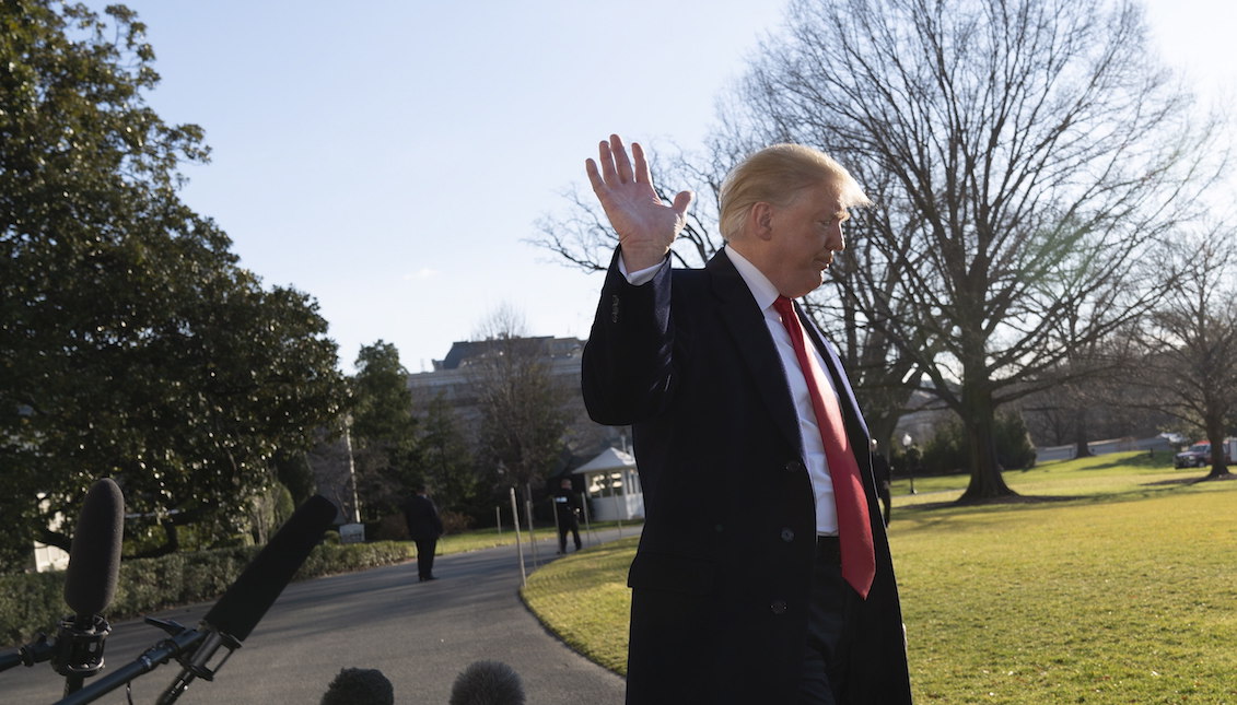 US President Donald J. Trump speaks to the media as he departs the White House on his way to Camp David, in Washington, DC, USA, 06 January 2019. (Estados Unidos) EFE/EPA/CHRIS KLEPONIS / POOL