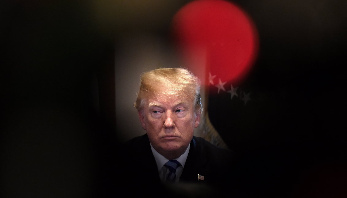 El presidente de EE. UU., Donald J. Trump (C), participa durante una reunión con líderes y funcionarios públicos de California que se oponen a las políticas de santuario de California en la Sala del Gabinete de la Casa Blanca en Washington, DC, EE.UU., 16 de mayo de 2018. EFE / Olivier Douliery