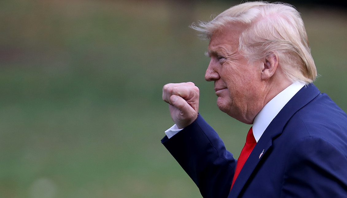 WASHINGTON, DC - 03 de octubre: el presidente de los Estados Unidos, Donald Trump, muestra su puño cuando regresa a la Casa Blanca el 3 de octubre de 2019 en Washington, DC. Trump viajó a Florida más temprano en el día. (Foto de Win McNamee / Getty Images)