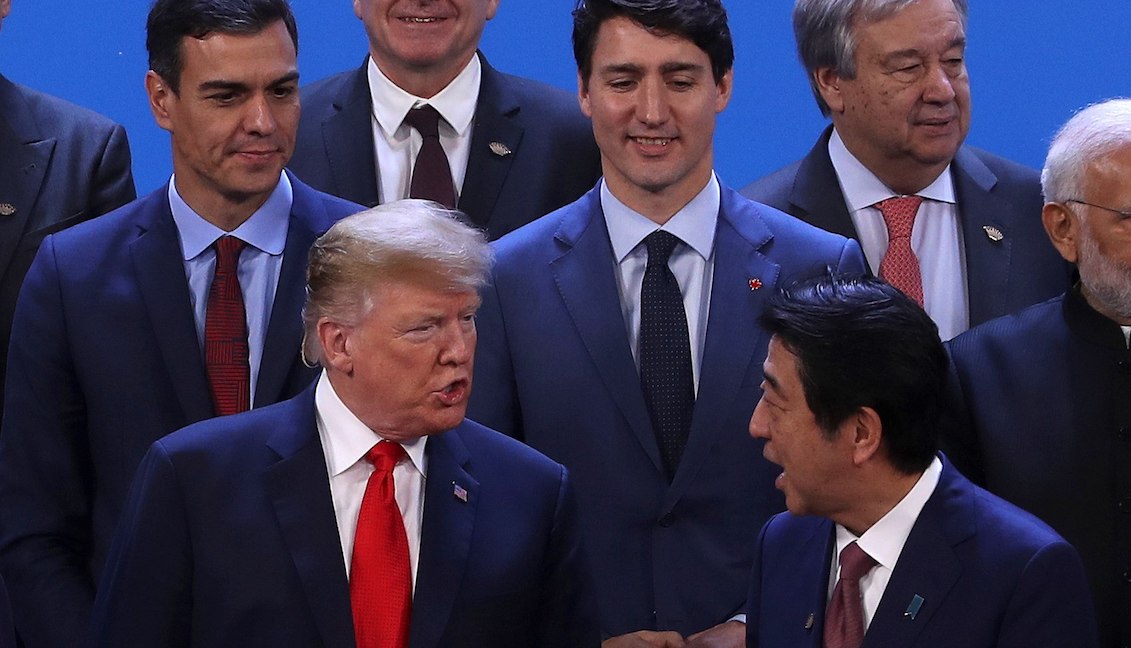 El presidente estadounidense, Donald Trump (primera fila-izq), conversa con el primer ministro de Japón, Shinzo Abe (primera fila-dcha), en presencia del presidente del Gobierno español, Pedro Sánchez (segunda fila-izq) y del primer ministro de Canadá, Justin Trudeau (segunda fila-dcha), durante la fotografía de familia de la Cumbre del G20 que se celebra en el centro de convenciones Costa Salguero de Buenos Aires (Argentina). EFE/Ballesteros