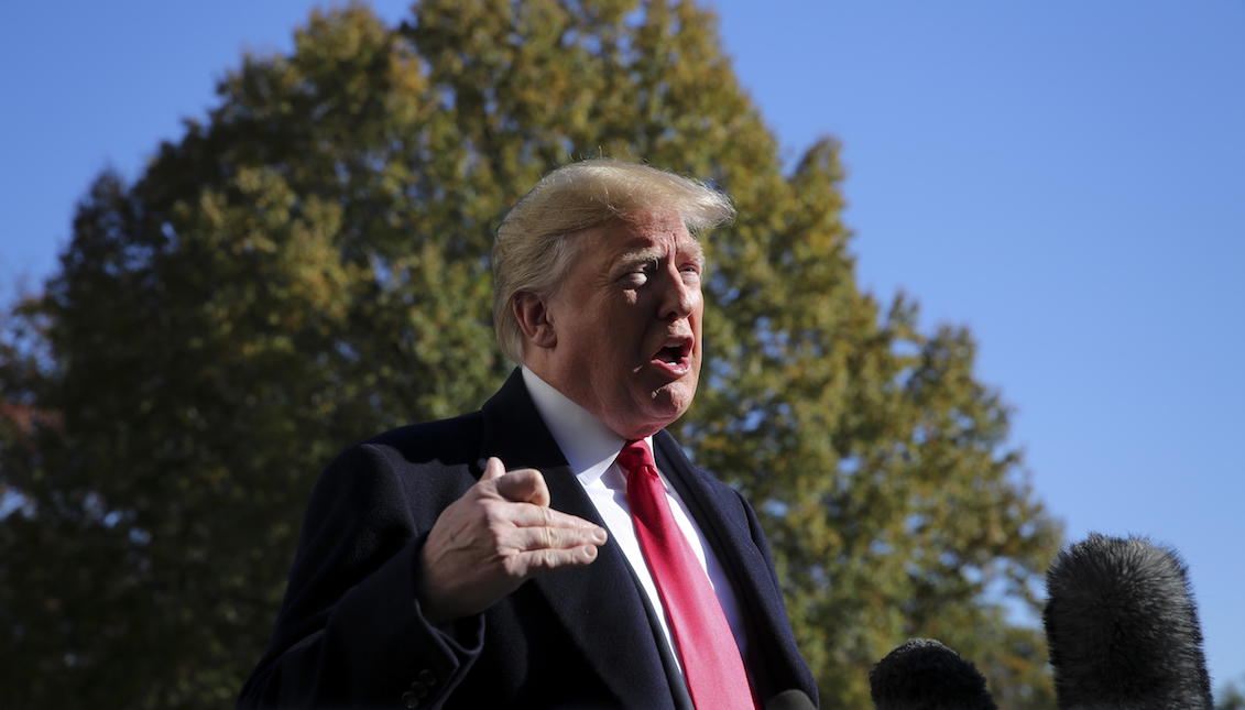 U.S. President Donald Trump talks to reporters before boarding Marine One on the South Lawn of the White House, in Washington, DC, USA, 04 November 2018. EFE/EPA/OLIVER CONTRERAS