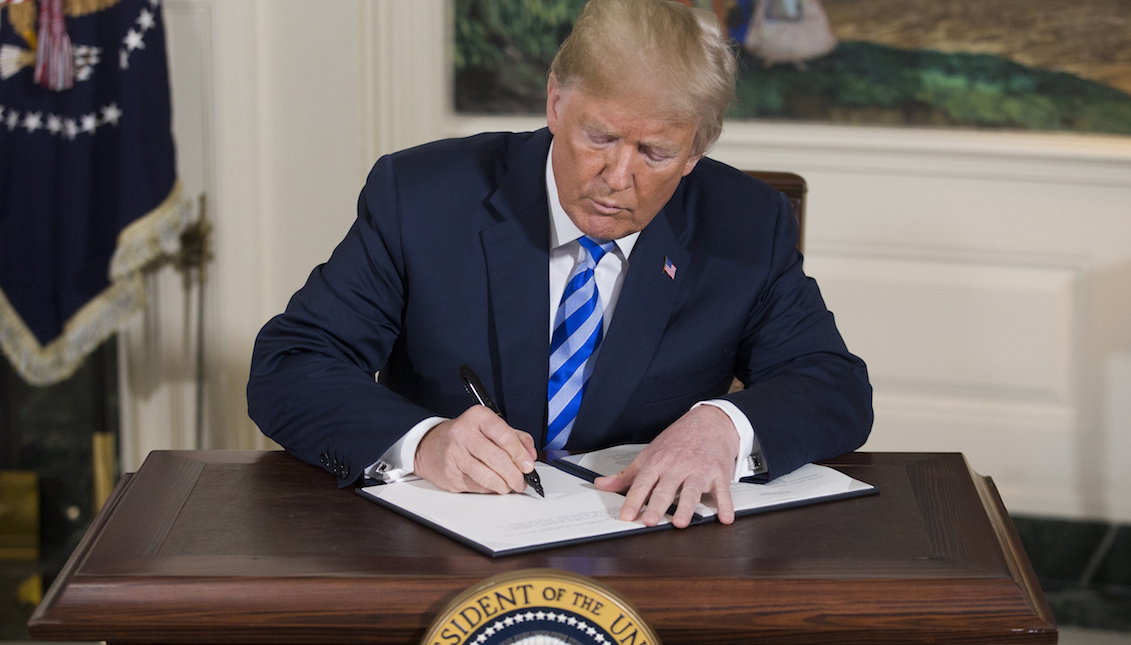 US President Donald Trump signs a presidential memorandum of national security on Iran in the diplomatic reception room of the White House on Tuesday, May 8, 2018, in Washington (USA). EFE / Michael Reynolds