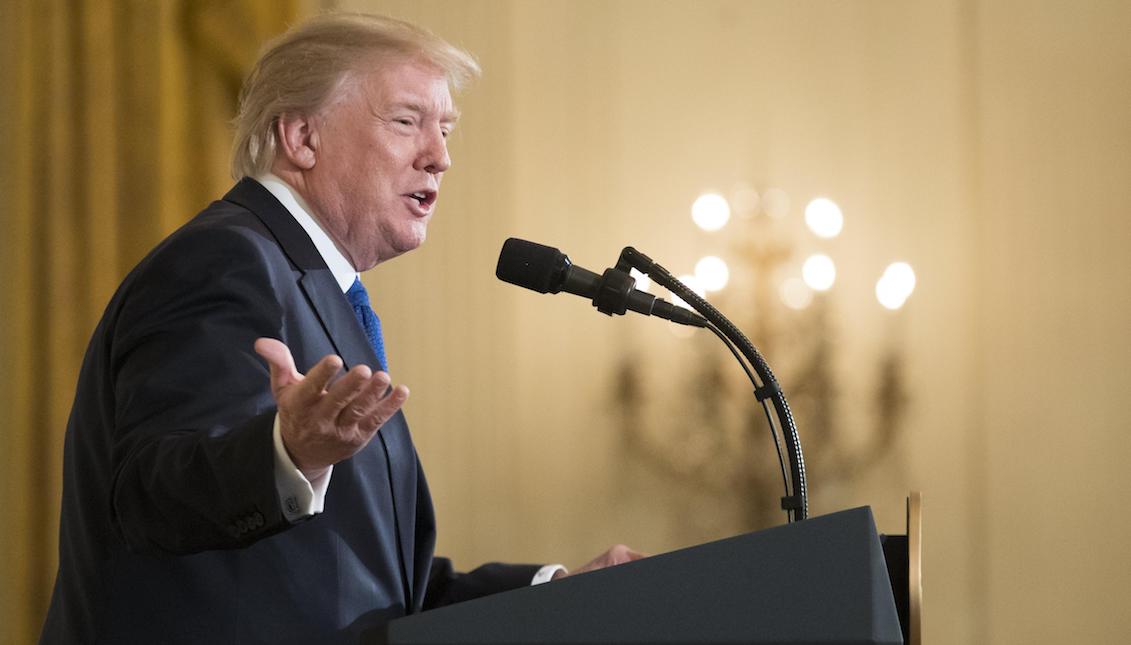 El presidente de Estados Unidos, Donald J. Trump, habla durante un encuentro con alcaldes estadounidenses en el Salón Este de la Casa Blanca, en Washington (EE.UU.), el miércoles 24 de enero de 2018. Trump se reunió con varios alcaldes para tratar temas relacionados con economía, su política de inmigración y ciudades santuario. EFE/MICHAEL REYNOLDS