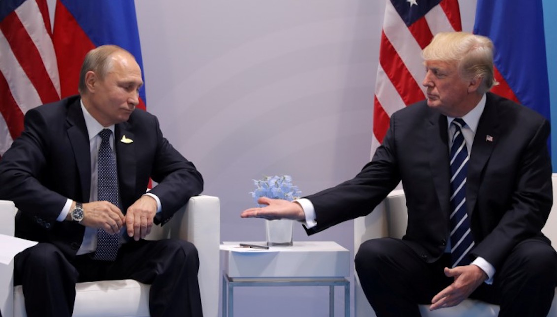 El presidente ruso, Vladimir Putin y el presidente estadounidense Donald J. Trump se dan la mano. Foto: Reuters.