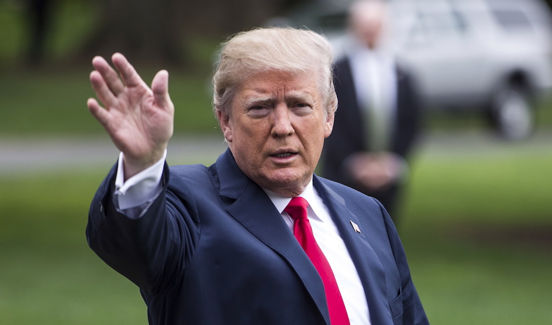 El presidente de los Estados Unidos, Donald J. Trump, saluda mientras se dirige al helicóptero 'Marine One' que espera en el jardín sur de la Casa Blanca en Washington, DC, EE. UU., El 5 de mayo de 2018. EFE / EPA / ZACH GIBSON