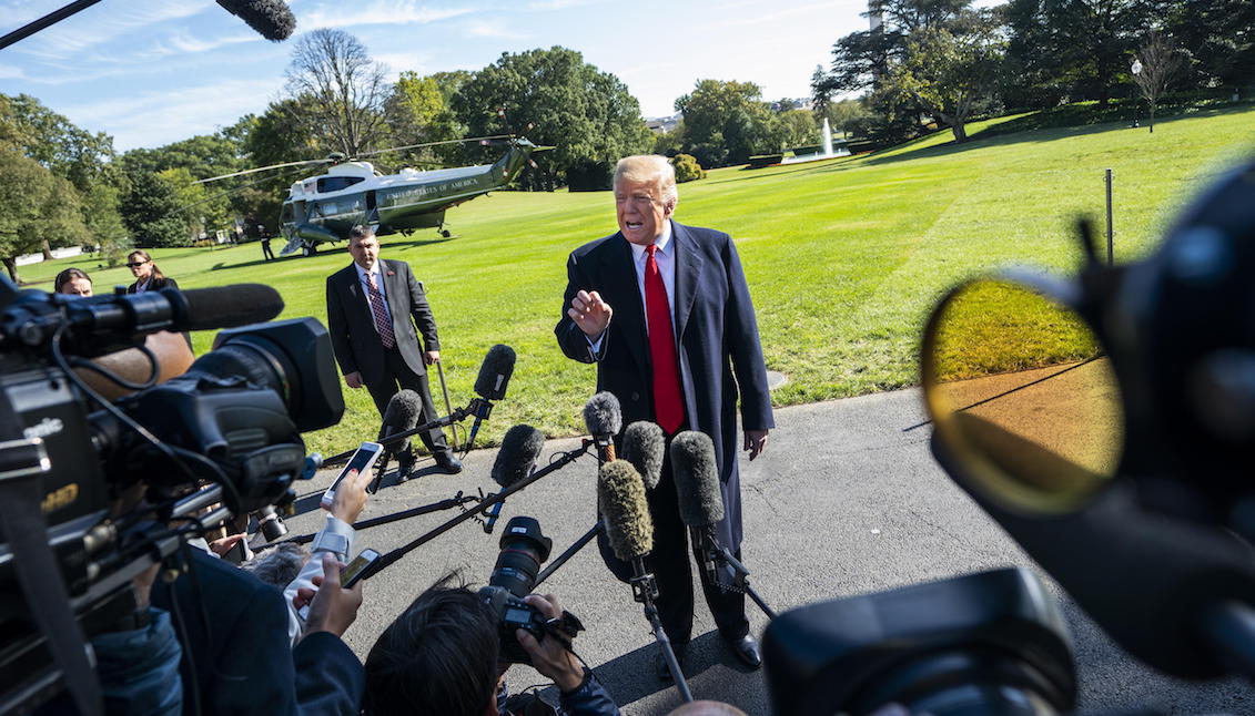 El presidente de los Estados Unidos, Donald J. Trump, habla a los medios antes de partir a Houston, Texas, para un mitin en apoyo al senador Ted Cruz hoy, lunes 22 de octubre de 2018, desde la Casa Blanca, en Washington, DC. EFE/Jim Lo Scalzo