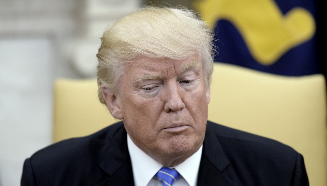 WASHINGTON, DC - 20 DE JUNIO: El presidente de los Estados Unidos, Donald Trump, observa durante una reunión con el presidente Petro Poroshenko de Ucrania en la Oficina Oval de la Casa Blanca el 20 de junio de 2017 en Washington, DC. (Foto de Olivier Douliery-Pool/Getty Images)