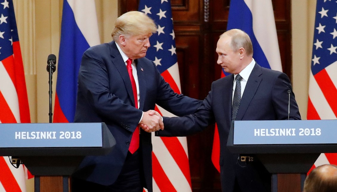 El presidente estadounidense, Donald J. Trump (i), y su homólogo ruso, Vladimir Putin (d), ofrecen una rueda de prensa conjunta tras la cumbre formal entre ambos dirigentes celebrada en el Palacio Presidencial de Helsinki, Finlandia, el 16 de julio de 2018. EFE/ Anatoly Maltsev