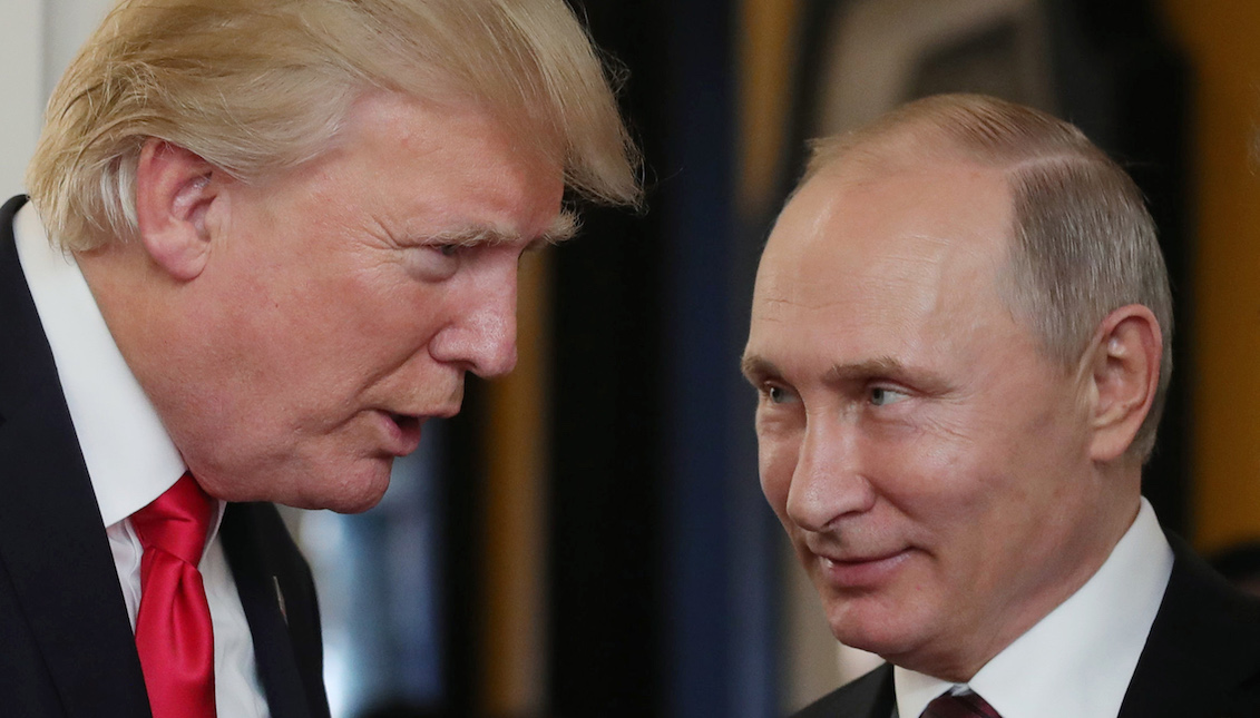 El presidente de los Estados Unidos, Donald Trump, conversa con el presidente de Rusia, Vladimir Putin, mientras asisten a la Reunión de Líderes Económicos de APEC, parte de la cumbre de líderes de Cooperación Económica Asia-Pacífico (APEC) en la ciudad vietnamita central de Danang el 11 de noviembre de 2017. Mikhail Klimentyev— AFP / Getty Images