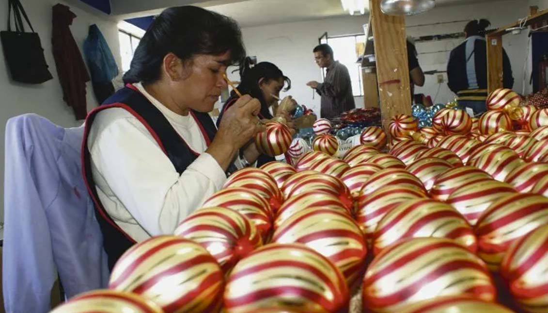 More than 2 thousand families are involved in the business of manufacturing and selling crystal spheres in what is now known as Latin American Lapland. Courtesy of Turismo Michoacán.