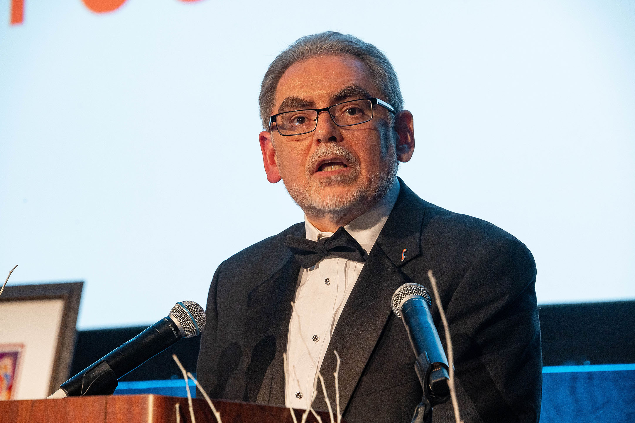 Philadelphia Foundation President & CEO, Pedro Ramos, accepts honor during the 8th annual UNCF Mayor's Masked Ball on March 7. Photo: Peter Fitzpatrick/AL DÍA News