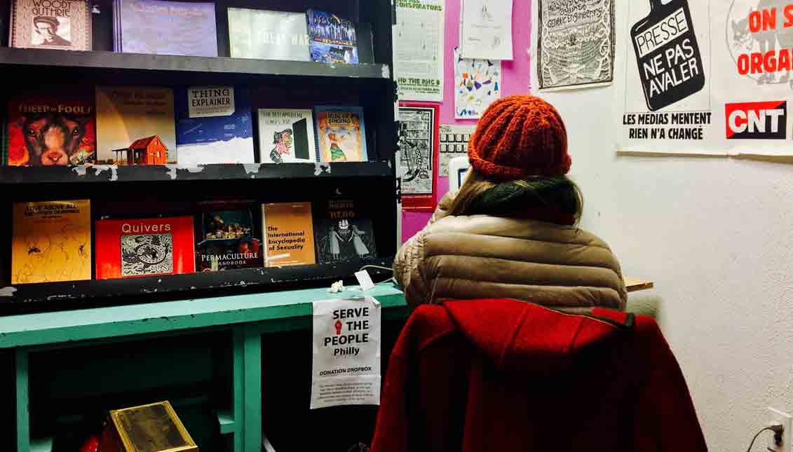 Wooden Shoe es una librería que encierra una atmósfera distinta a la de otros establecimientos dedicados a la venta de libros, aquí el enfoque es colaborativo y político. La librería está ubicada en el 704 South Street.  Foto Archivo Particular.