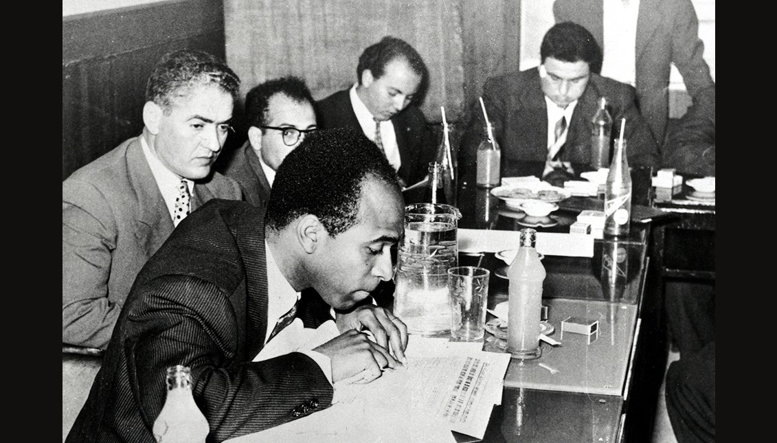  Frantz Fanon en una conferencia de prensa en Túnez, 1959. Foto: Wikipedia
