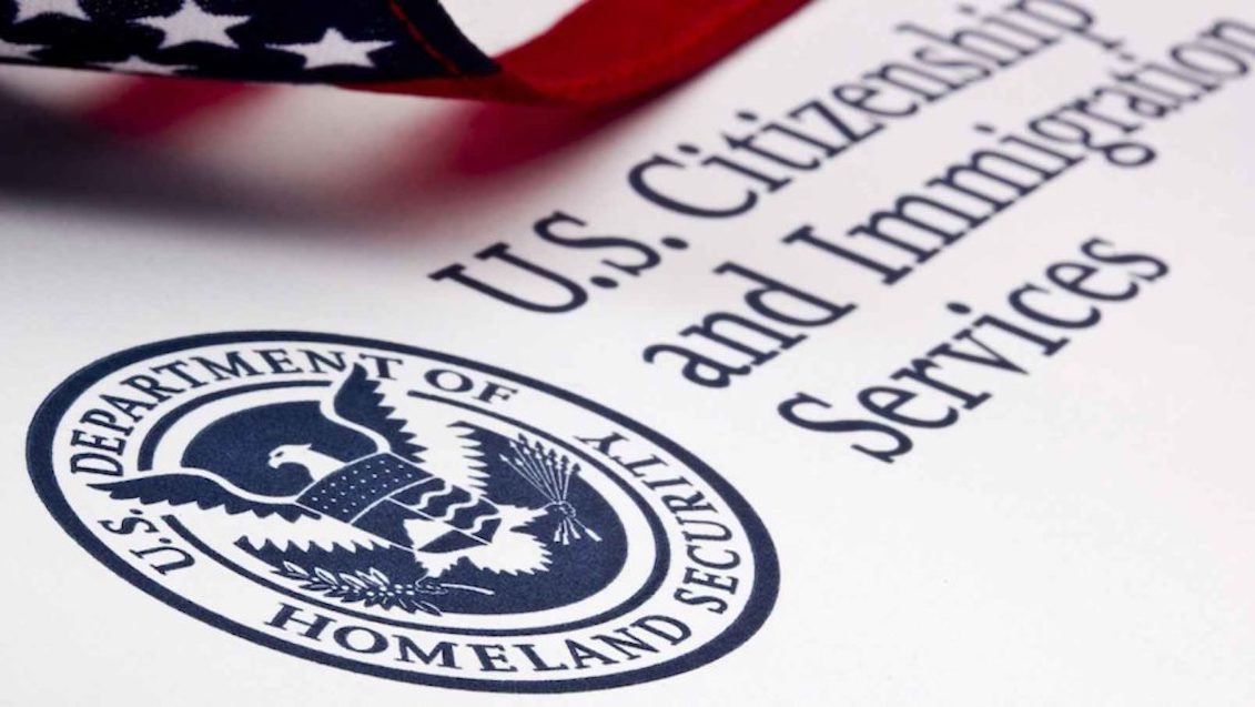 Nuevos obsaNew obstacles in the procedures of applications in the U.S. Citizenship and Immigration Services (USCIS) could endanger more immigrant citizens.táculos en los procedimientos de solicitudes en la Agencia de Inmigración y Ciudadanía podrían poner en peligro a más ciudadanos inmigrantes.