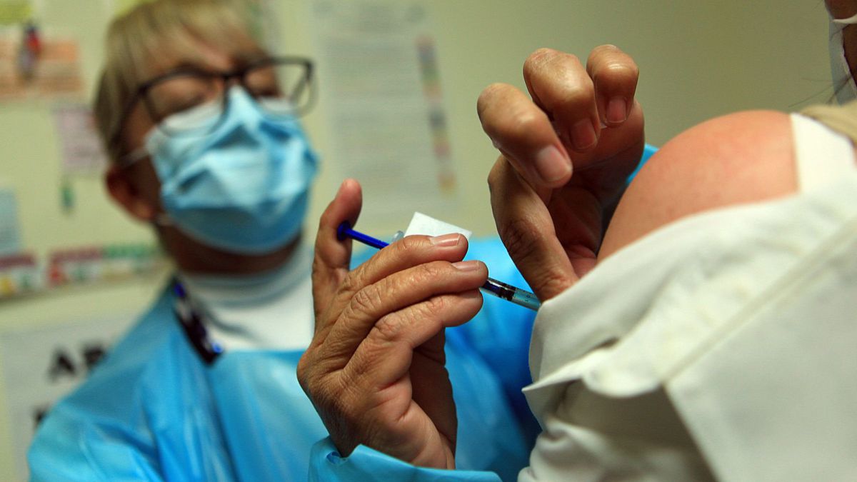 Vaccination campaign for teachers. Photo by Luis Torres, Efe.