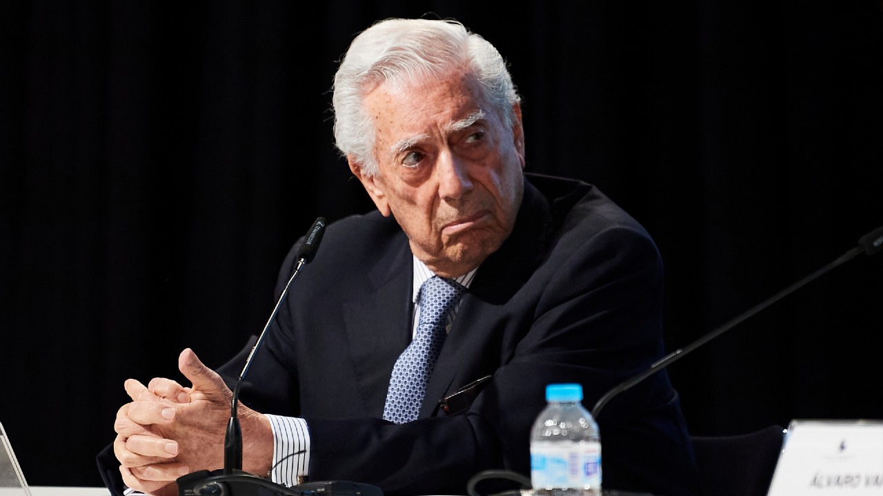 Mario Vargas Llosa, rival of former president Alberto Fujimori in the 90's urges to vote for Keiko Fujimori. Photo: Getty Images.