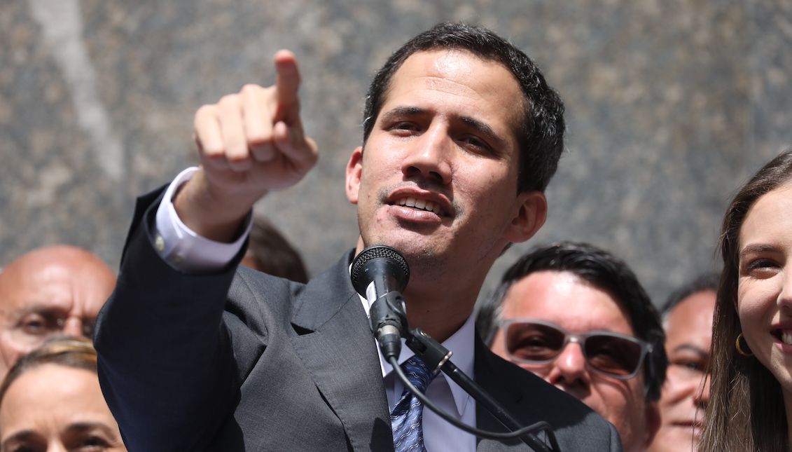 The leader of the Parliament and president in charge of Venezuela, Juan Guaidó (C), speaks this Friday during his first public appearance since his oath before thousands of people, in a plaza in the east of Caracas (Venezuela). EFE/Miguel Gutiérrez