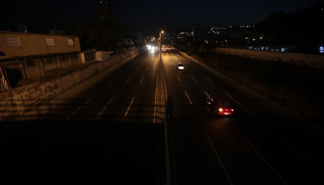 View of a dark street this Sunday, in Caracas (Venezuela). The Government of Nicolás Maduro announced on Sunday a second suspension of classes and work activities for the blackout recorded last Thursday afternoon and that has already exceeded 72 hours, although some areas of Caracas have electricity intermittently. EFE/Rayner Peña