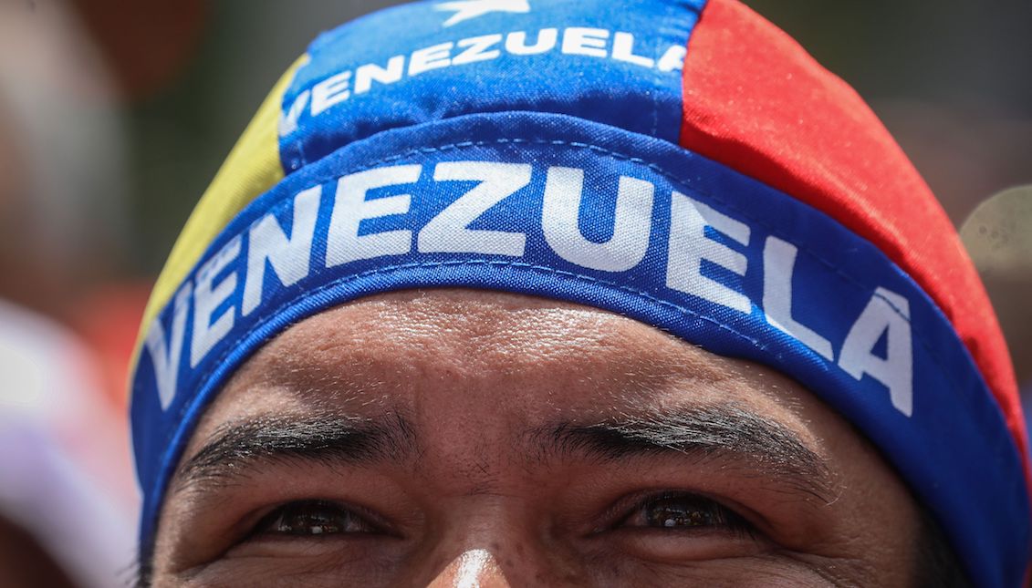 Supporters of the head of the Venezuelan Parliament, Juan Guaidó, listen to his speech on Monday, after he returned from a tour of South America, in the Las Mercedes neighborhood, in Caracas (Venezuela). Guaidó, recognized as president in charge of the country by some 50 governments, called Monday a meeting with several unions and a street demonstration next Saturday against the "dictatorship" of Nicolás Maduro. EFE/Rayner Peña