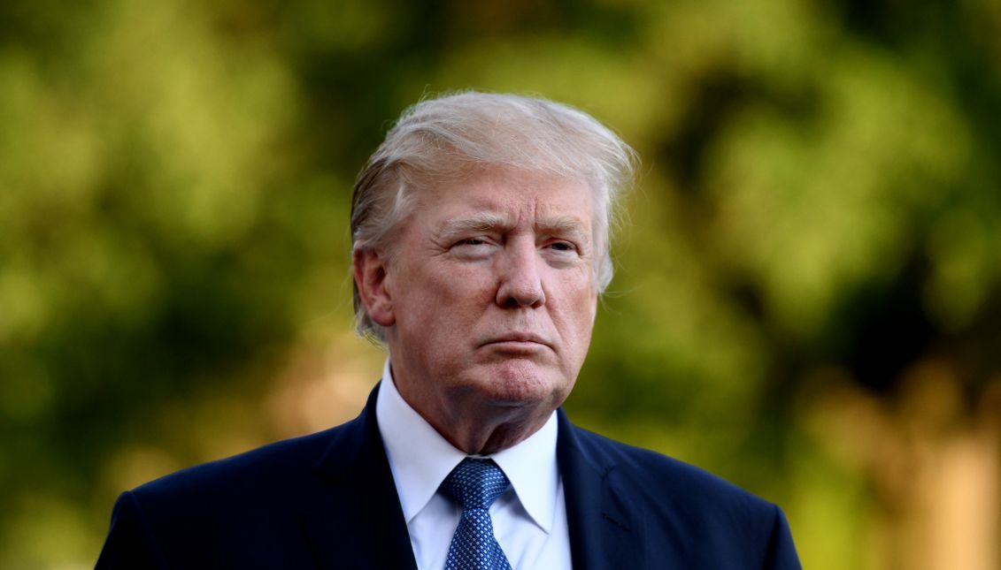 El Presidente Donald Trump responde a las preguntas de la prensa a la salida del Marine One, en South Lawn, Washington DC. 24 de Setiembre de 2017.  EPA-EFE/Olivier Douliery / POOL