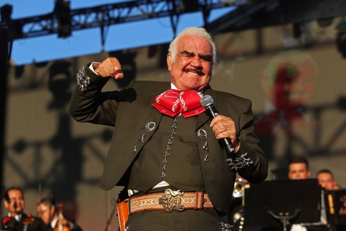 Vicente Fernández leaves the intensive care area. Photo by Cuartoscuro.