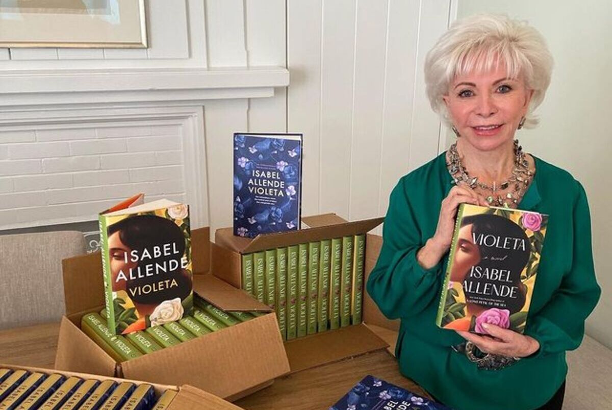 Isabel Allende mostrando la portada de su nuevo libro "Violeta". 