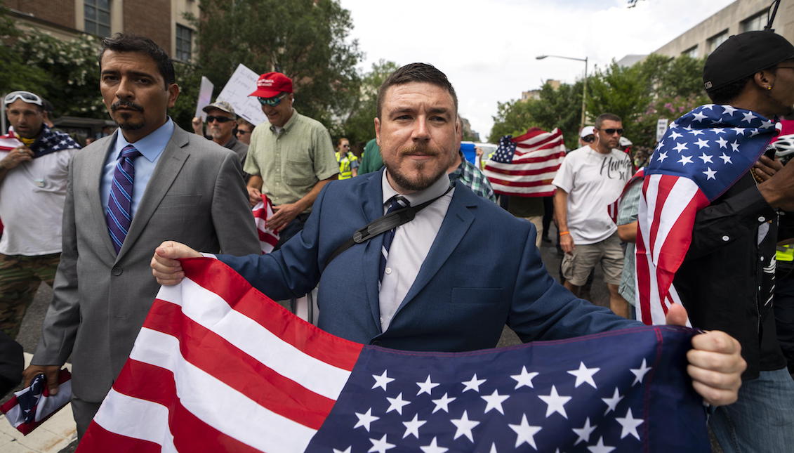 El supremacista blanco Jason Kessler y miembros de la marcha de extrema derecha hacia la Casa Blanca en el aniversario del mitin 'Unite the Right' en Washington el 12 de agosto de 2018. EFE/EPA/JIM LO SCALZO