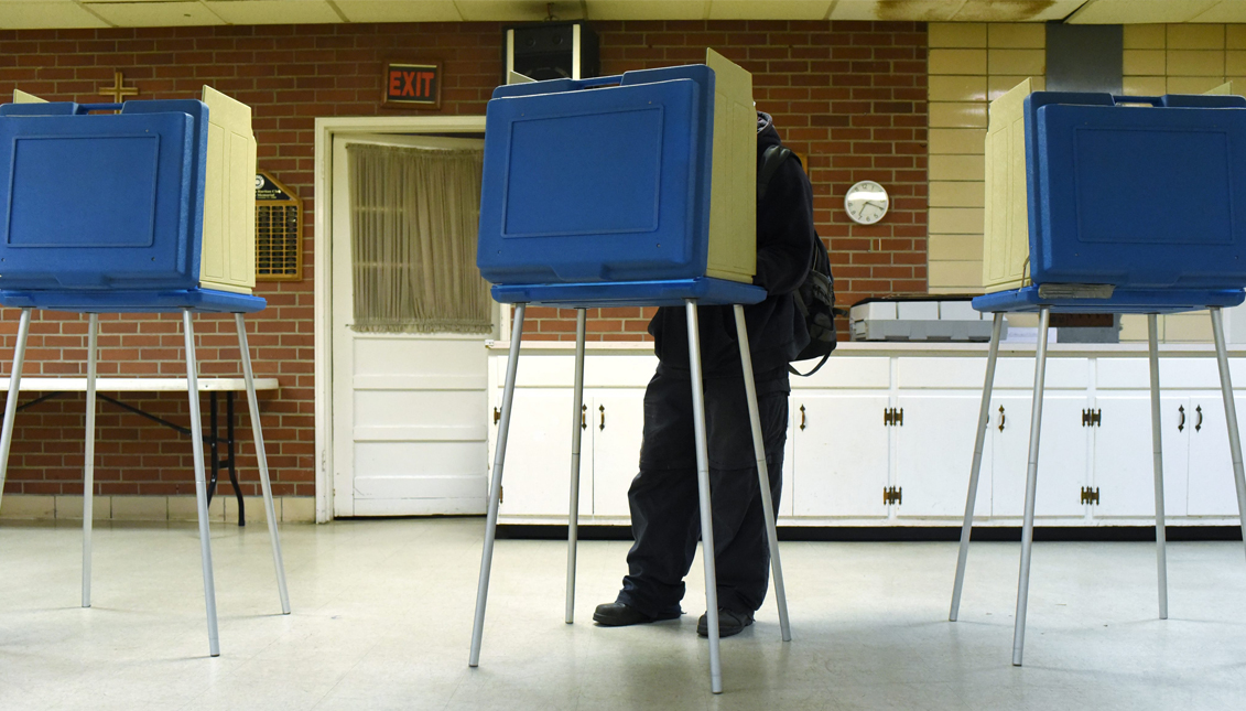 Votante registra  su voto durante las elecciones presidenciales estadounidenses, en Durham, Carolina del Norte (Estados Unidos.). EFE 