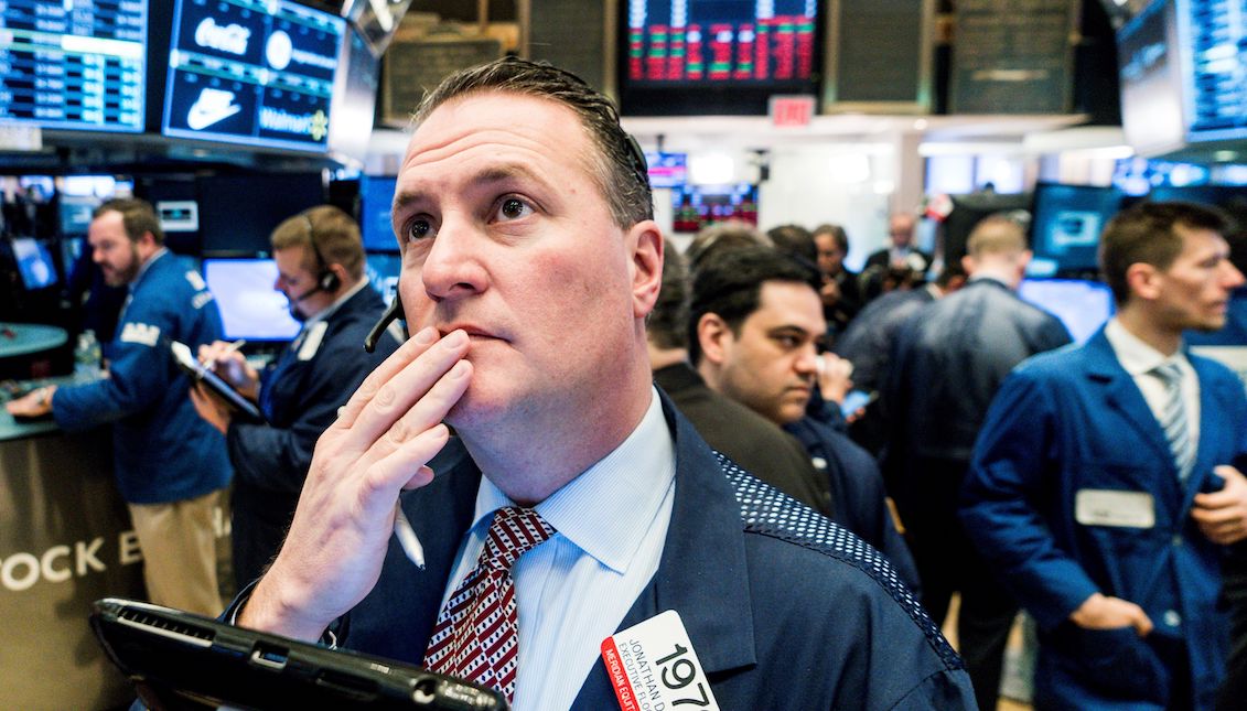 Stockbrokers work on the floor of the New York Stock Exchange, in New York (United States) on February 6, 2018. New York - The New York Stock Exchange faces the day after its biggest drop in history points, 1,175 units, which has pushed the Dow Jones back to around 24,400 points and has infected the rest of the world markets. EFE / Justin Lane