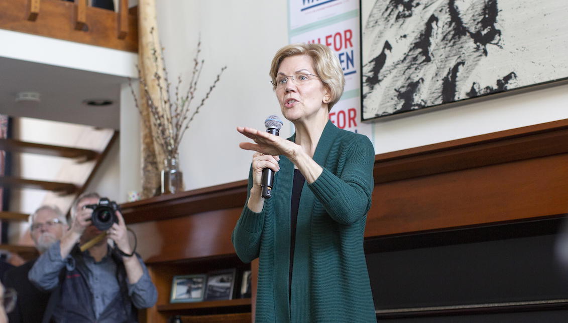 The Democratic candidate for the presidency of the United States Elizabeth Warren addresses a group of voters in the house of Jim and Liz Smith, during a campaign stop in Salem, New Hampshire, on March 15, 2019. EFE/EPA/CJ GUNTHER