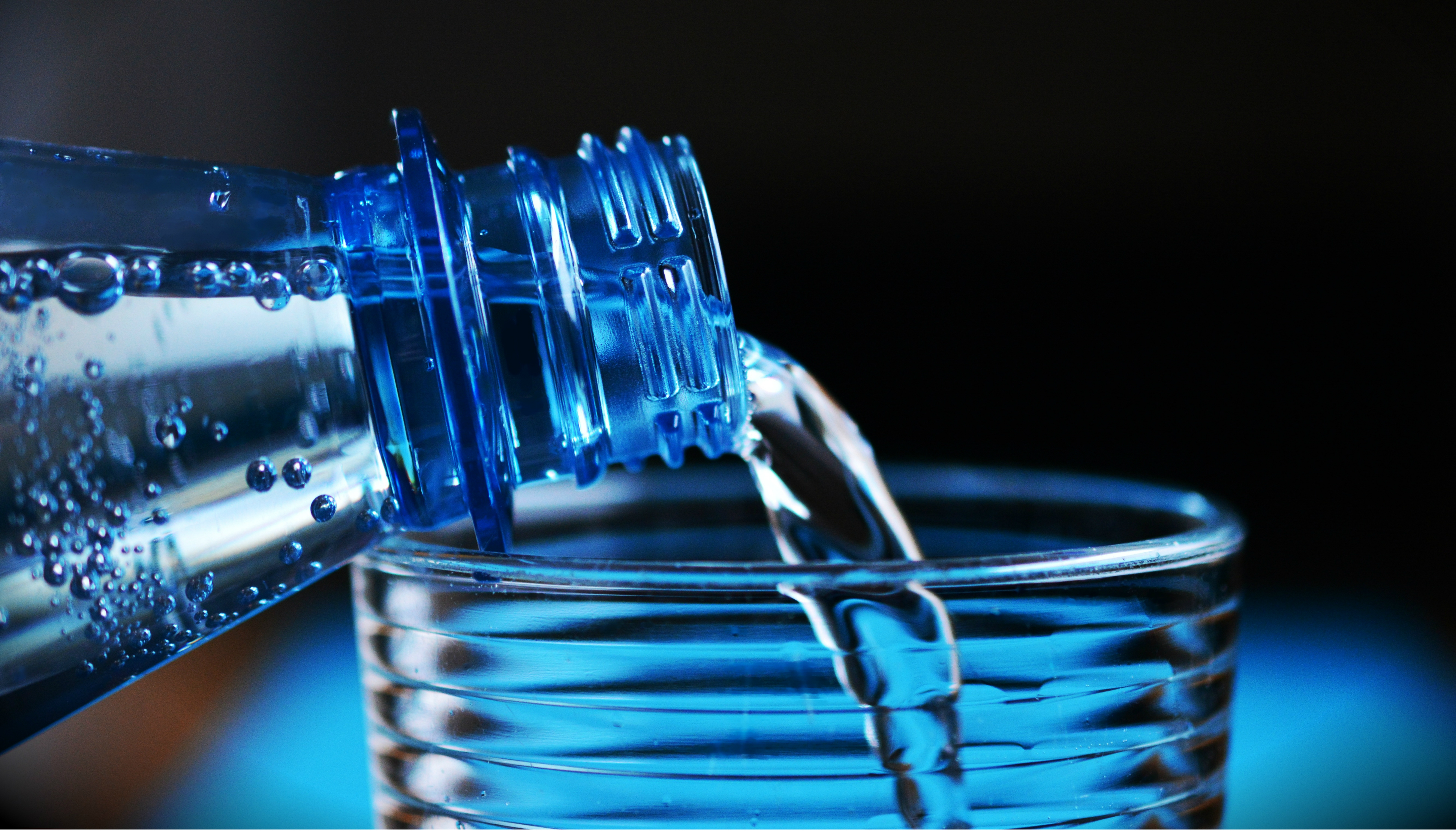 El consumo de agua mineral es más elevado en los hogares latinos. Foto: Pixabay
