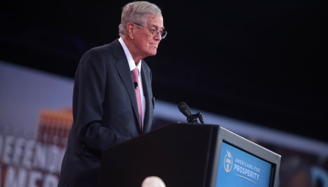 David Koch dando una conferencia en la Cumbre "Defending the American Dream en Columbus, Ohio, en 2015. Foto: Flickr. 
