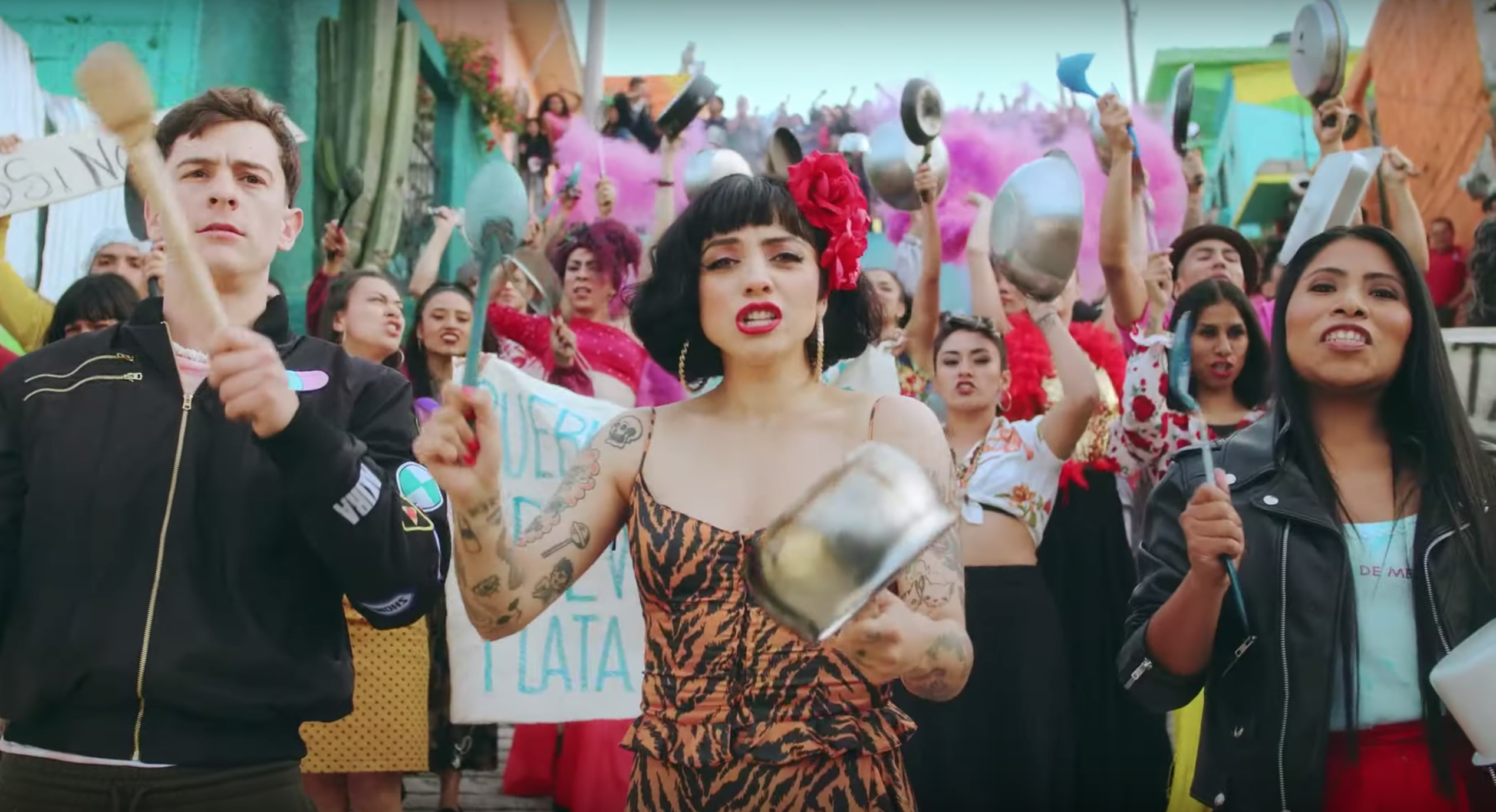 Mon Laferte and Guaynaa's "Plata ta tá". Video photogram. 