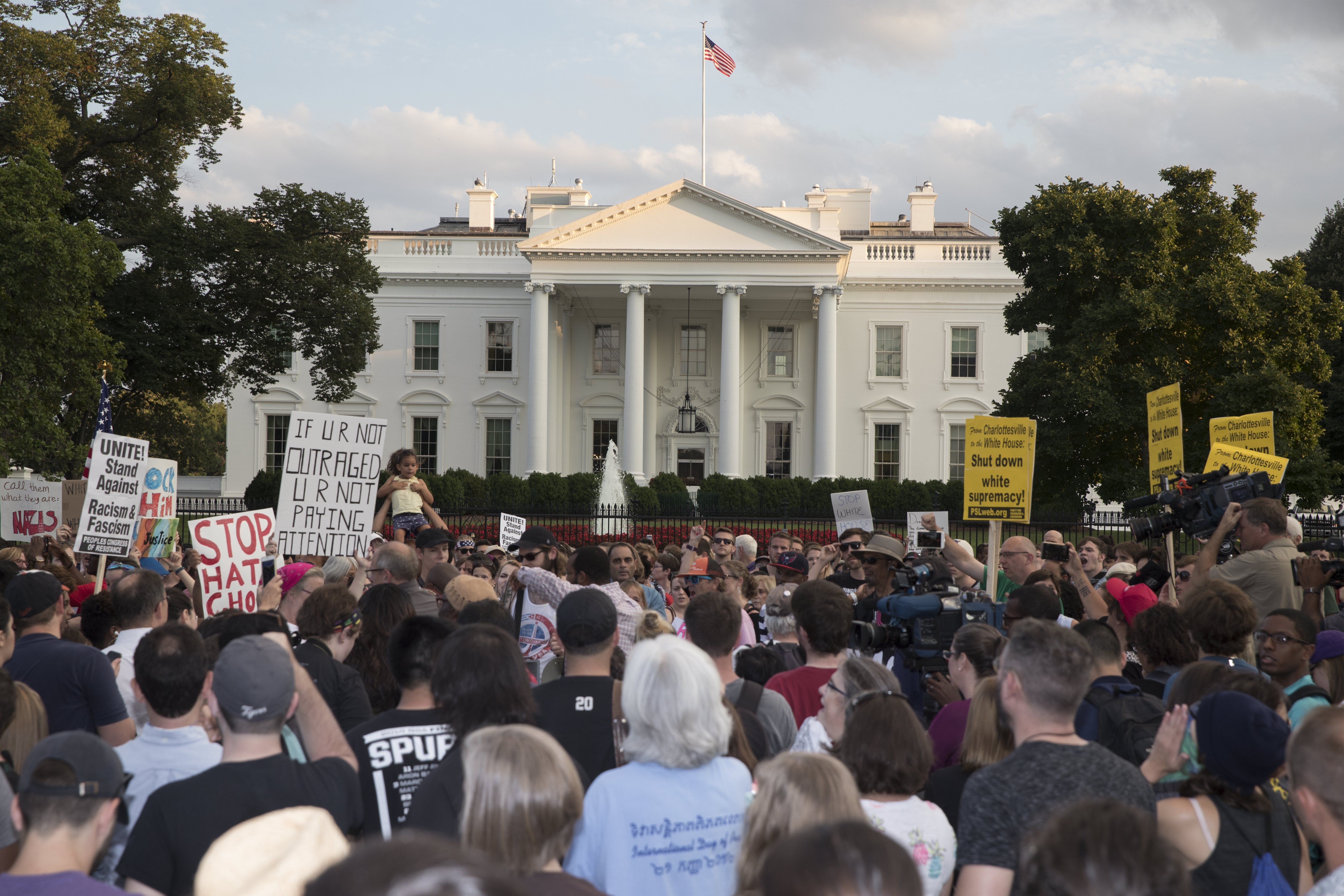 Las protestas en frente de la casa blanca tras las manifestaciones de la derecha en Charlottesville, Agosto 2017. Foto: EFE.