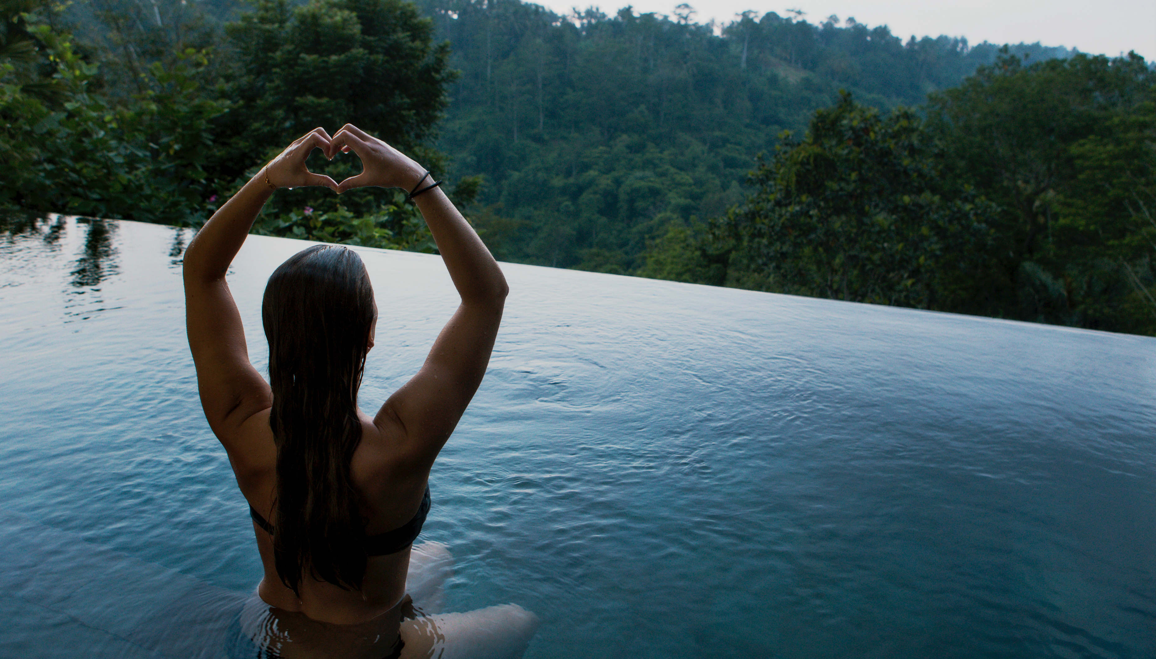 Algunos de los retiros de yoga tienen lugar en espectaculares espacios naturales. Foto: Jon Flobrant
