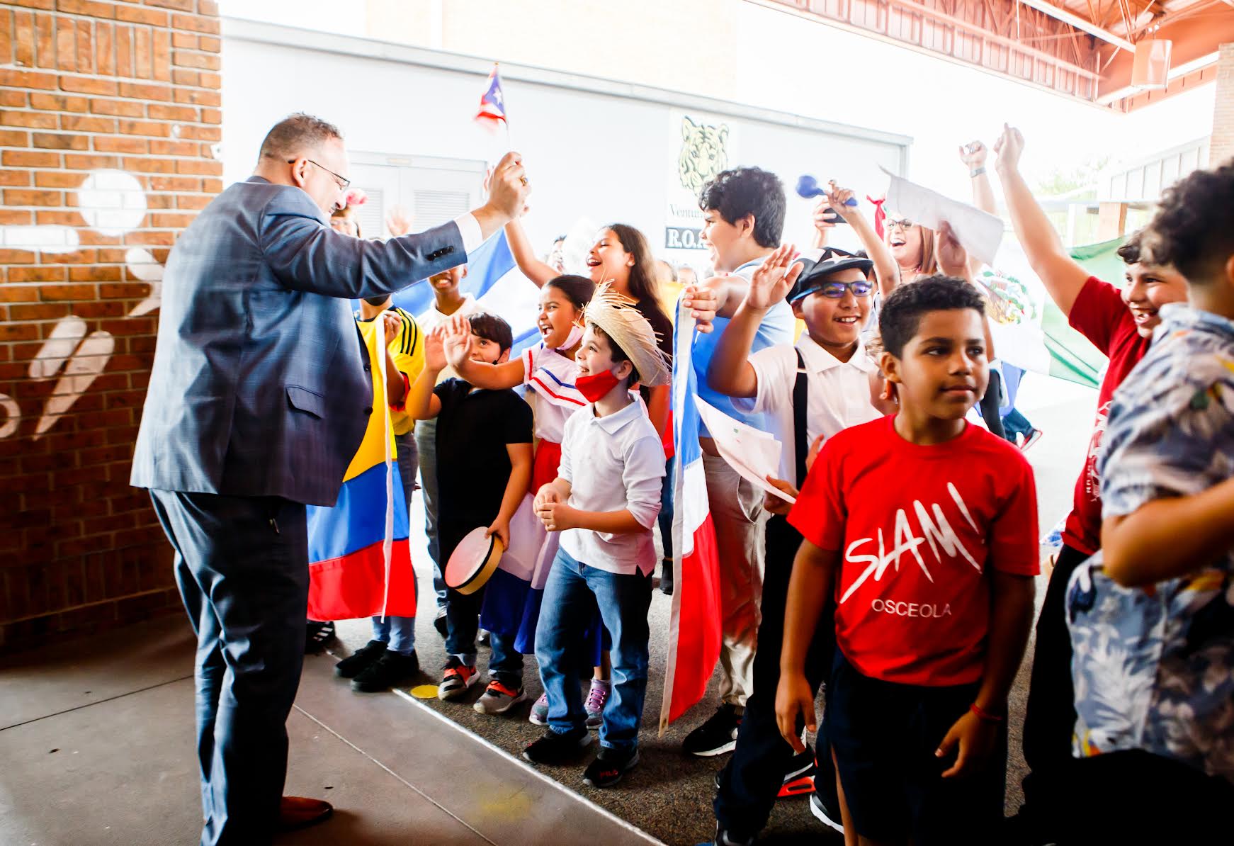 Students from Ventura Elementary School in Kissimmee, Florida, present the Puerto Rican flag to the Secretary of Education. 