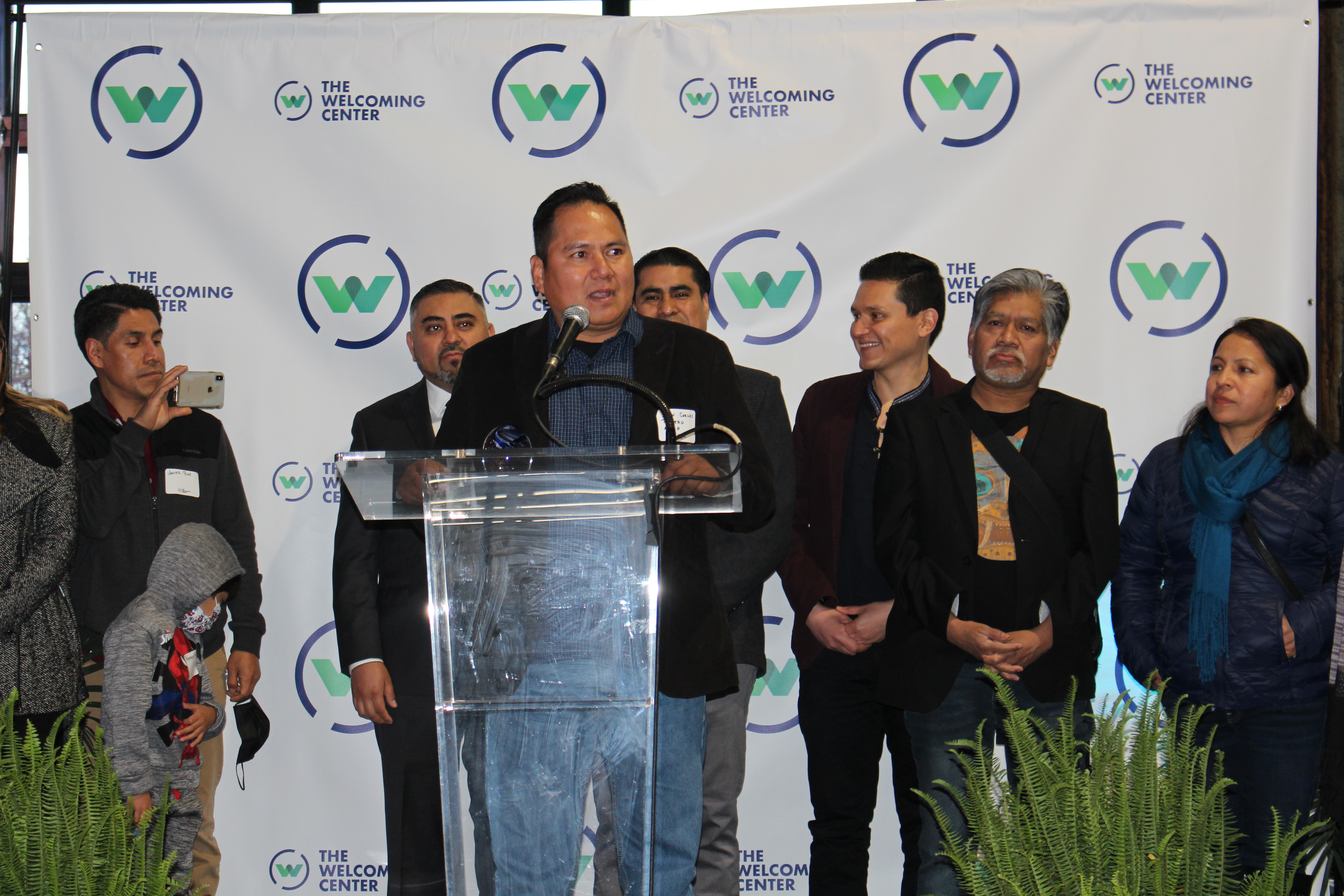 Juan Carlos Romero giving his thank you speech at the Solas Awards. Photo credit: Jensen Toussaint/AL DÍA News