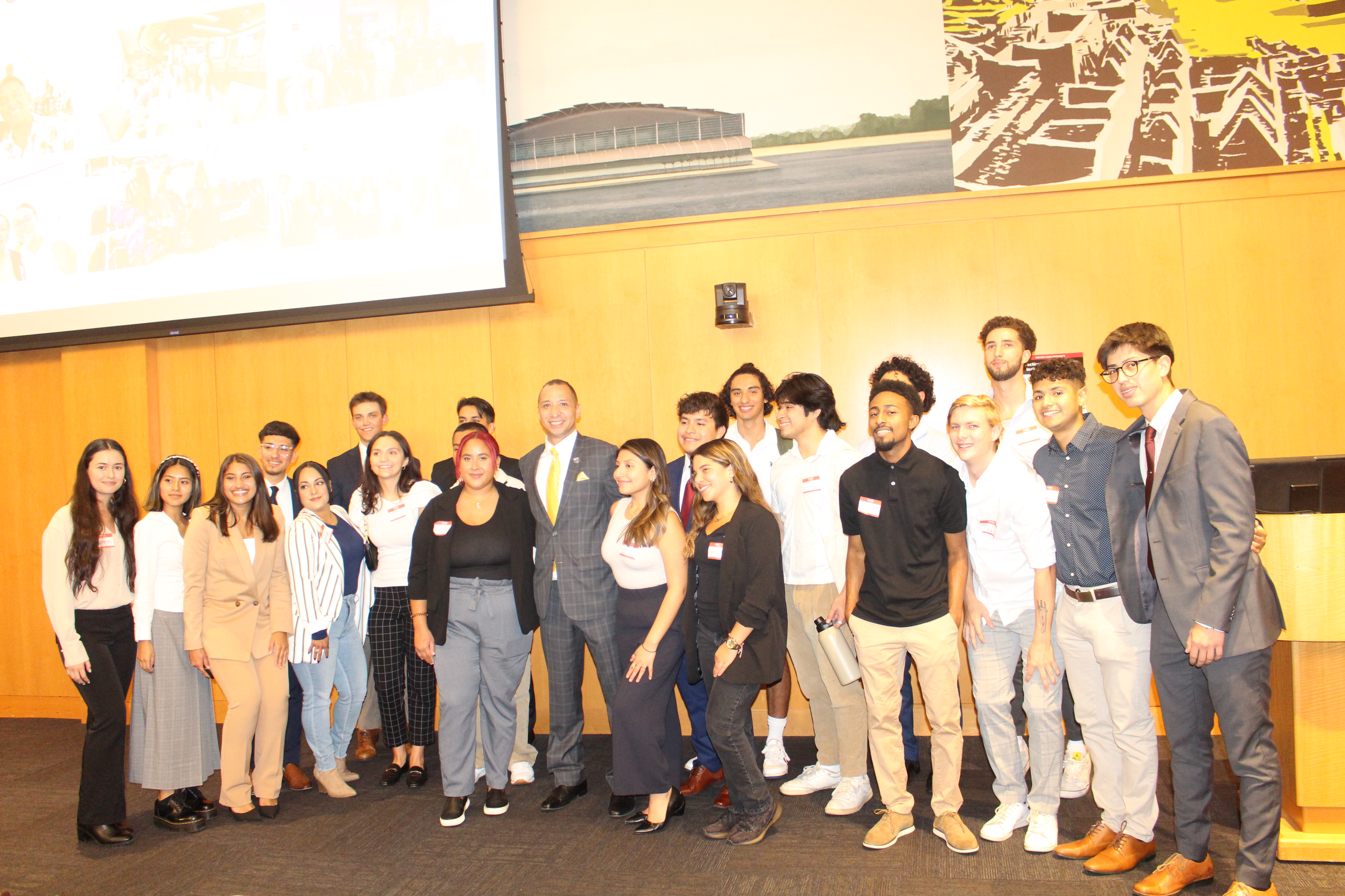 ALPFA CEO Damian Rivera with students at Temple's Fox School of Business. Photo: Jensen Toussaint/AL DÍA News.