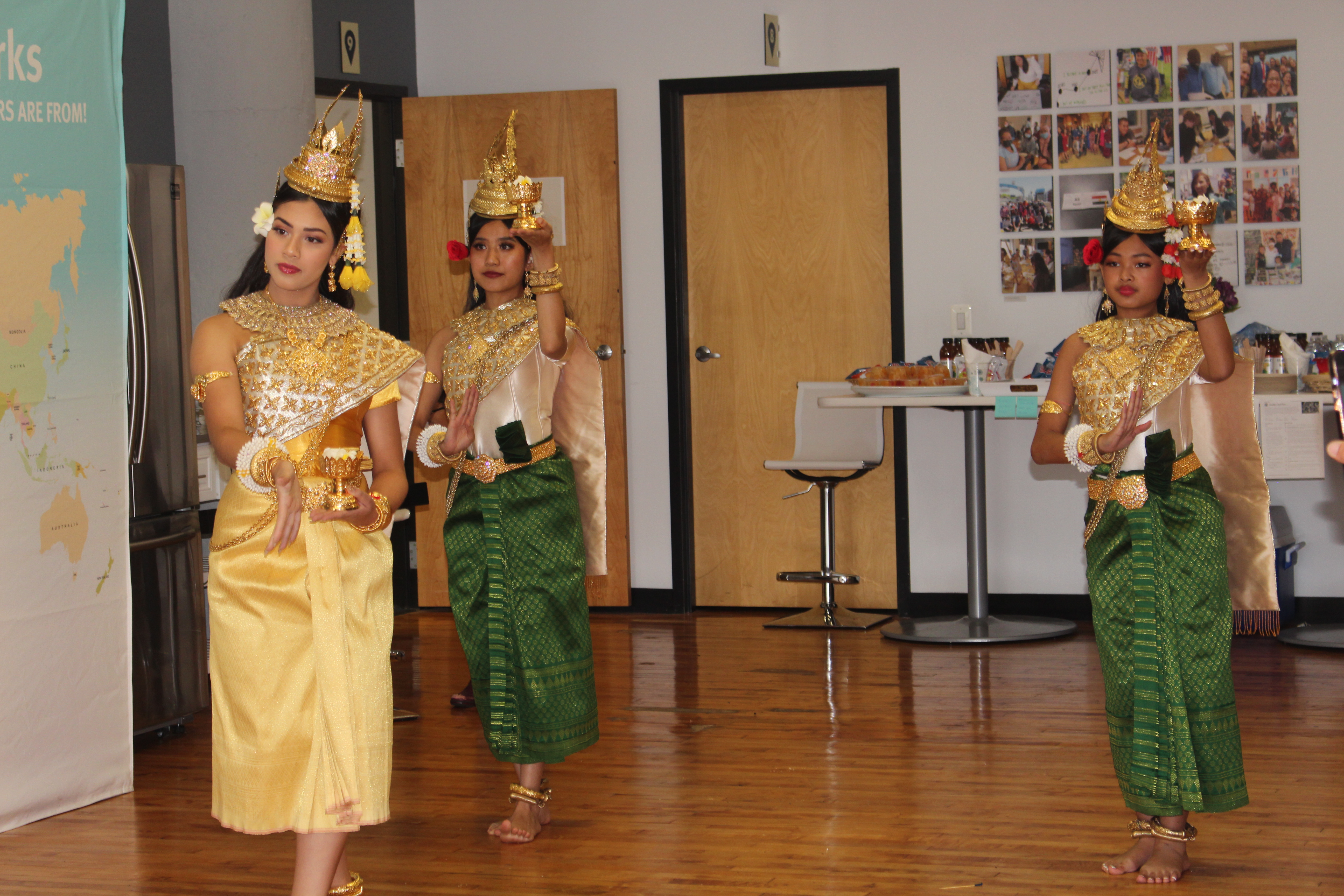 A local Cambodian dance group performing. Photo: Jensen Toussaint/AL DÍA News.