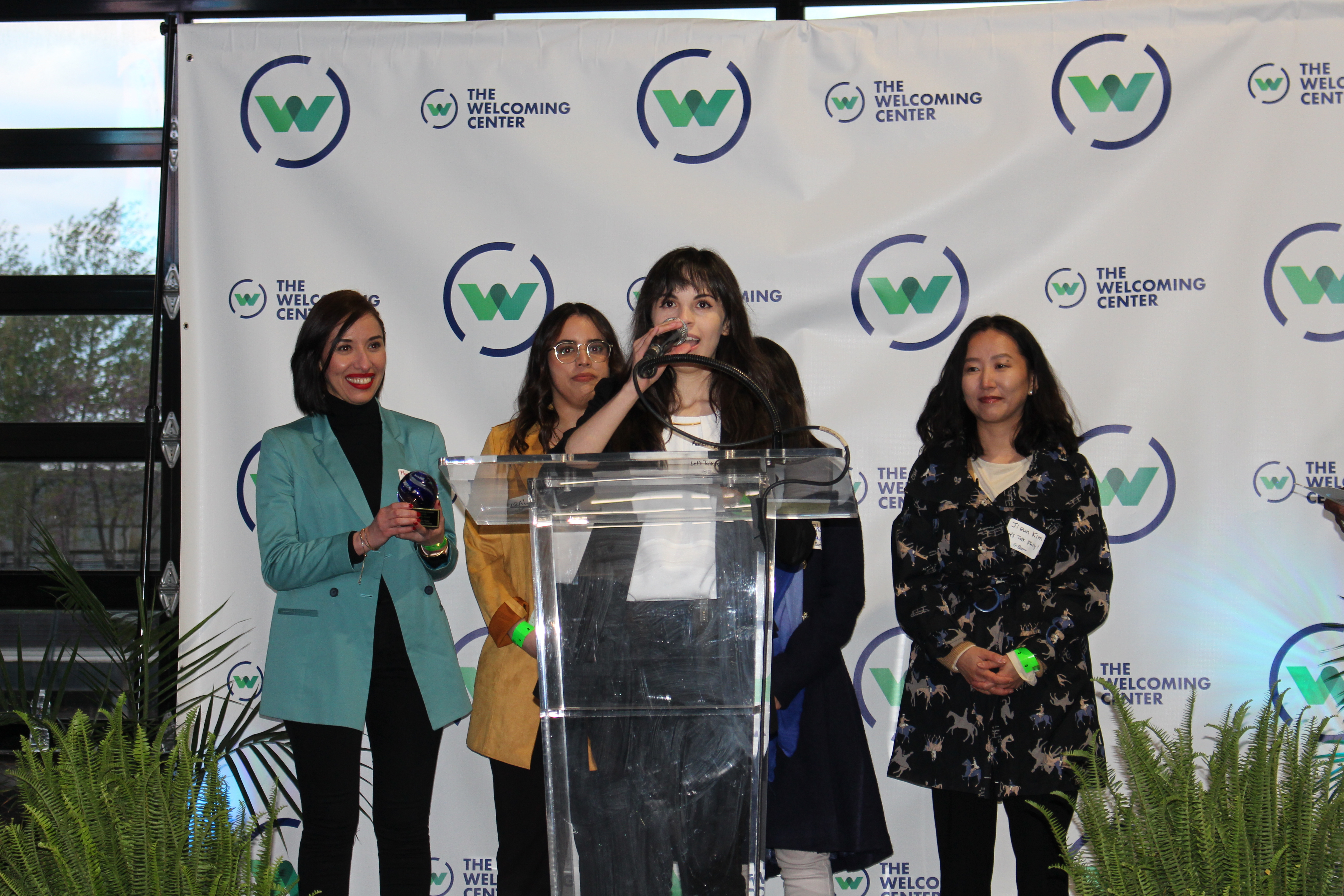 Karen Cervera giving her thank you speech at the Solas Awards. Photo credit: Jensen Toussaint/AL DÍA News